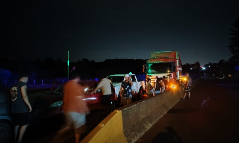 Choque en cadena Ruta 105 Posadas camión Scania semáforo