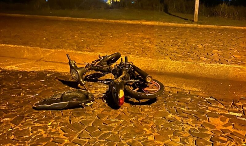 Moto incendiada Montecarlo barrio Nuevo Azahares