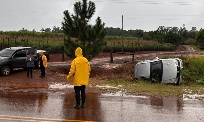 Accidente Pozo Azul Ruta 20 vuelco Volkswagen Gol heridos