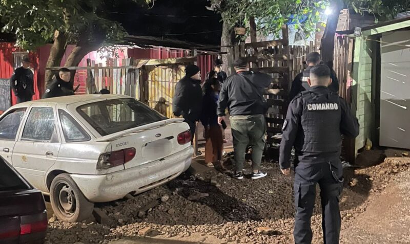 El operativo integral, que combinó tareas de investigación criminal con prevención activa, resultó en la detención de 23 personas y el secuestro de una importante suma de dinero, estupefacientes y vehículos vinculados a hechos ilícitos. El despliegue fue supervisado por el ministro de Gobierno, Marcelo Pérez, y coordinado por la cúpula policial junto al juez de Instrucción N.º 2, Dr. Juan Manuel Monte, quien brindó el marco legal para las intervenciones en jurisdicción de las Unidades Regionales I y X. Resultados destacados del operativo Golpe al narcomenudeo y delitos contra la propiedad: En las chacras 158 y 159, los efectivos incautaron dosis de cocaína, balanzas de precisión y un arma de fuego de fabricación casera tipo “tumbera”. También se recuperaron consolas de videojuegos, electrodomésticos y herramientas que estarían vinculadas a una red de reducción de objetos robados. Persecución y secuestro de efectivo: Sobre la avenida Bustamante, un joven de 20 años fue aprehendido tras intentar embestir a un patrullero. En su poder se hallaron $1.800.000 en efectivo y un teléfono de alta gama, elementos que quedaron bajo investigación judicial. Capturas y antecedentes: En las chacras 102, 112 y 128, se concretó la detención de varios hombres que contaban con pedidos de captura vigentes por delitos graves, tales como robo calificado, amenazas y lesiones. Recuperación de vehículos: El balance global arrojó el secuestro de una veintena de vehículos (entre autos y motocicletas) que presentaban irregularidades en su documentación, signos de adulteración o pedidos de secuestro por robo. Fuerza conjunta en territorio Del operativo participaron dependencias especializadas como la Dirección de Investigaciones Complejas, el GOE, Infantería, el GIR y la Dirección de Drogas Peligrosas. Esta acción coordinada buscó no solo esclarecer delitos ya denunciados, sino también fortalecer la presencia policial en sectores estratégicos de la ciudad para reducir los índices de inseguridad barrial.