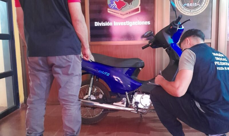 Tras pactar la compra de una motocicleta a través de Facebook Marketplace, un vecino de San Vicente descubrió de la peor manera que el rodado tenía pedido de secuestro por un hecho de estafa denunciado días atrás en Oberá. La Policía interceptó el vehículo este domingo y, aunque el comprador asegura haber pagado una suma millonaria, se quedó sin el dinero y sin la moto. Según lo que averiguó Revista Enterate, el procedimiento se llevó a cabo cerca de las 11:20 horas en el barrio Unido. Efectivos de la División Investigaciones identificaron una Motomel B110 cc de color azul que coincidía con las características de una unidad buscada por la justicia. Al ser consultado, el poseedor del rodado explicó que la había adquirido el sábado tras contactar a un vendedor por redes sociales, quien incluso se la llevó hasta su domicilio en la carrocería de una camioneta. De las redes a la Comisaría La investigación confirmó que la motocicleta era el objeto de una estafa denunciada el pasado 3 de abril en la Comisaría de Guaraní (UR-II). El vendedor original de Oberá habría sido engañado por delincuentes que luego "revolearon" la moto rápidamente en San Vicente para deshacerse de la evidencia. Ahora, los sabuesos policiales rastrean el perfil de Facebook utilizado para la transacción, el cual sospechan que podría ser falso o haber sido hackeado. Identificación de los involucrados Leandro N. Alem registra este domingo una temperatura de 24°C, mientras en San Vicente la Policía busca dar con el paradero del presunto estafador. Fuentes oficiales confirmaron que el joven que tenía la moto en su poder fue identificado como Matías K. (23), quien entregó el rodado de forma voluntaria tras conocer su origen ilícito. Por su parte, el vendedor fue señalado como Matías Natanael E., sobre quien ahora pesa una orden de localización en el marco de la causa por estafa que damnificó originalmente a un hombre de 37 años.
