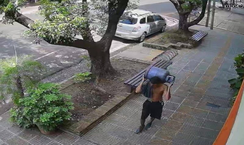 Detenido barrio Palomar roba garrafas Posadas cámaras seguridad Claudio A.