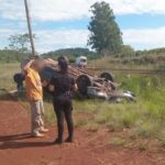 ¡Ruedas al cielo! Espectacular vuelco en el acceso a un camping de General Alvear