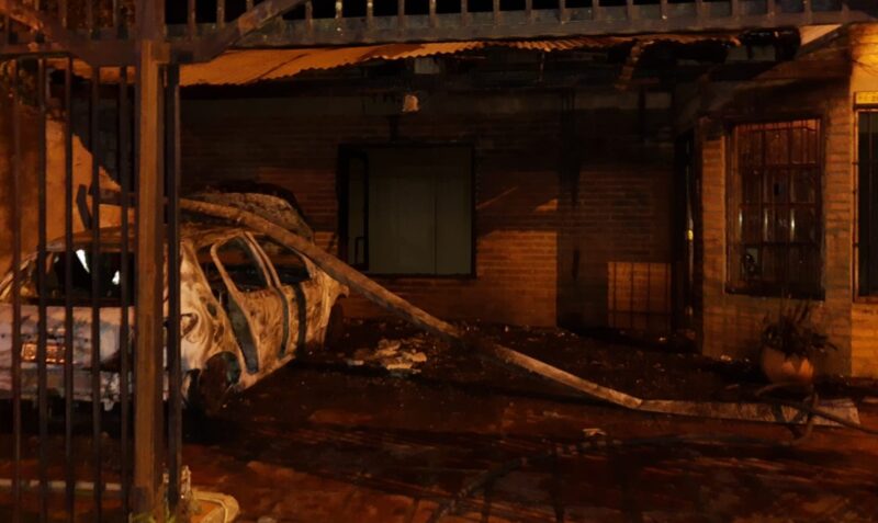 Incendio auto Posadas Chacra 130 Peugeot 207