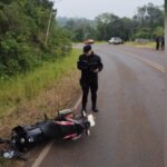 Violento impacto en Panambí: dos motociclistas terminaron con graves fracturas tras chocar contra una camioneta con tráiler