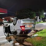 Posadas: manejaba ebrio, chocó una camioneta estacionada y volcó en plena avenida
