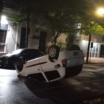 Posadas: manejaba con 2,17 de alcohol, chocó a un auto estacionado y volcó en el centro