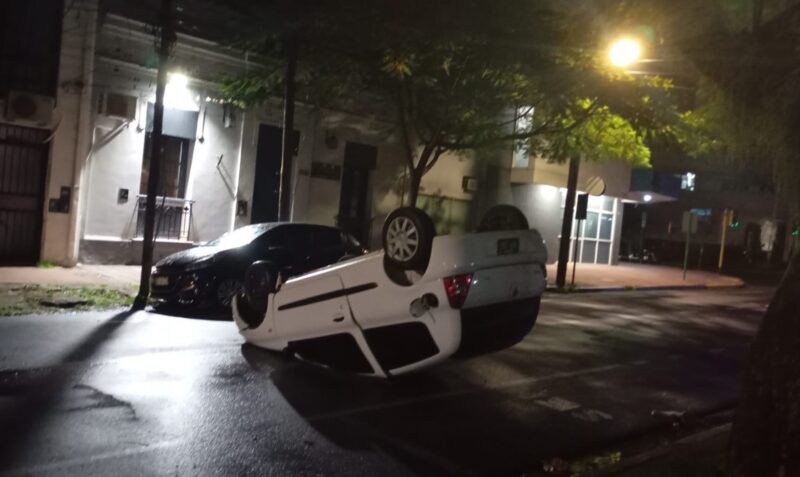 Accidente centro Posadas vuelco alcoholizado calle Córdoba Renault Clio