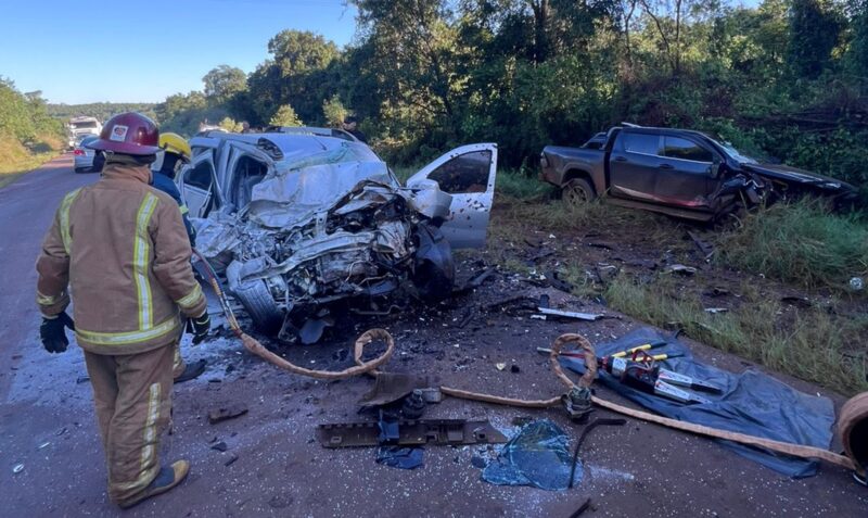 Choque frontal El Alcázar Ruta 211 heridos Toyota Hilux Renault Oroch