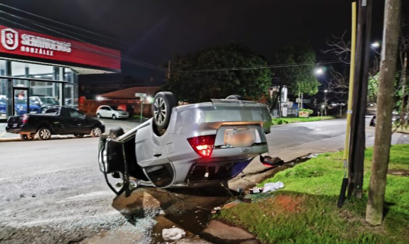 Accidente Posadas vuelco avenida Lavalle conductor alcoholizado Chevrolet Aveo