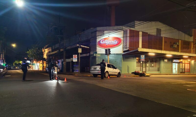 Choque Posadas calles Córdoba y Ayacucho Fiat Siena motocicleta