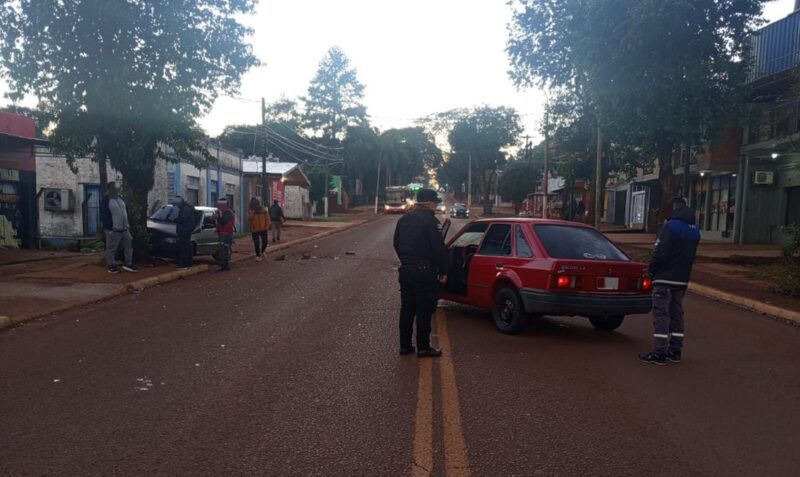 Siniestro vial Eldorado avenida San Martín kilómetro 2 choque auto estacionado