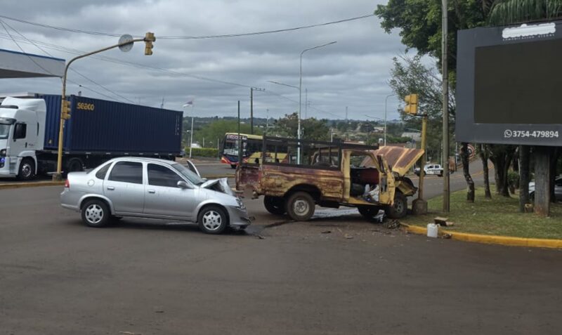 Choque Ruta Provincial 4 Leandro N Alem avenida Belgrano camioneta Ford