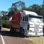 Misterio en la Ruta 12: un camión chocó a otro sobre el puente Cuña Pirú, tiró su carga de vinos y se dio a la fuga
