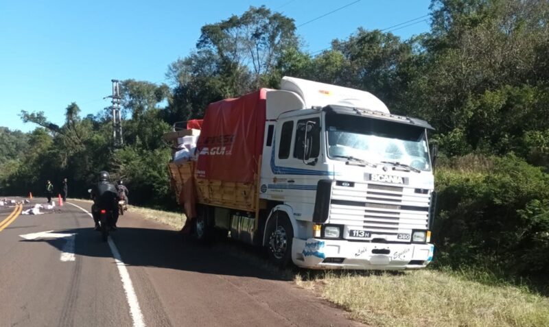Choque camión Ruta Nacional 12 Capioví puente Cuña Pirú carga vinos fugó