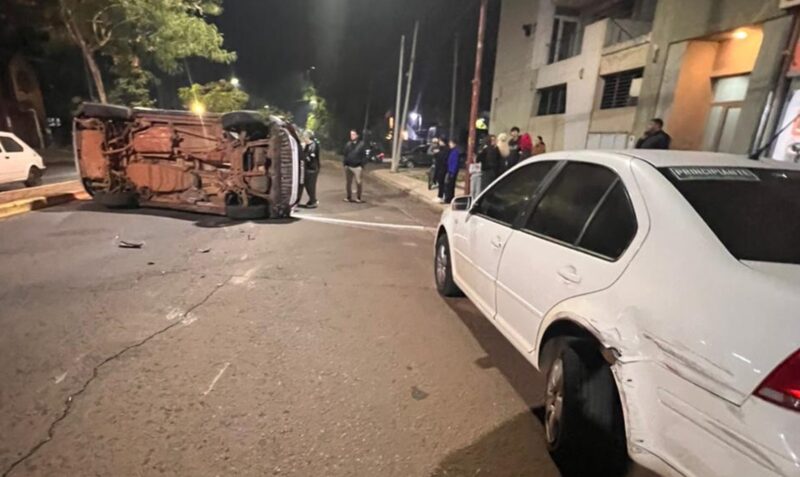 Vuelco Posadas avenida San Martín Almirante Brown camioneta Toyota RAV4