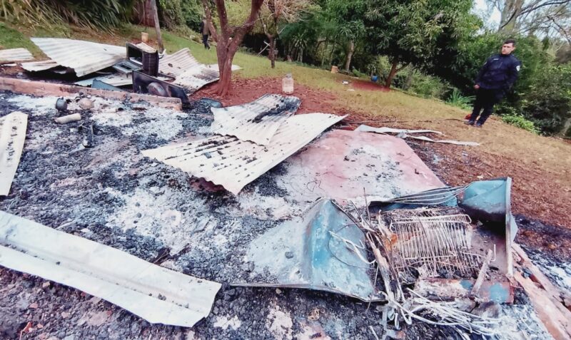 Incendio vivienda Colonia Caá Guazú Apóstoles División Bomberos falla eléctrica instalación monofásica