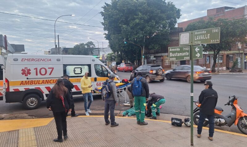 Siniestro vial Posadas avenidas Lavalle y Bustamante motocicleta Honda Biz peatón