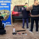 Un violento asalto a mano armada desató persecuciones, un menor caído y un auto secuestrado