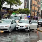 Dos autos chocaron en una esquina muy transitada y una mujer terminó hospitalizada de urgencia