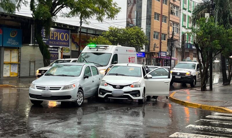 choque centro Posadas calles Junín y Córdoba Toyota Etios Volkswagen