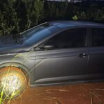 Tras un megaoperativo interregional hallaron un auto robado que estaba oculto entre las malezas