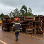 Volcó un camión en plena calzada y bomberos montaron un operativo por derrame de combustible