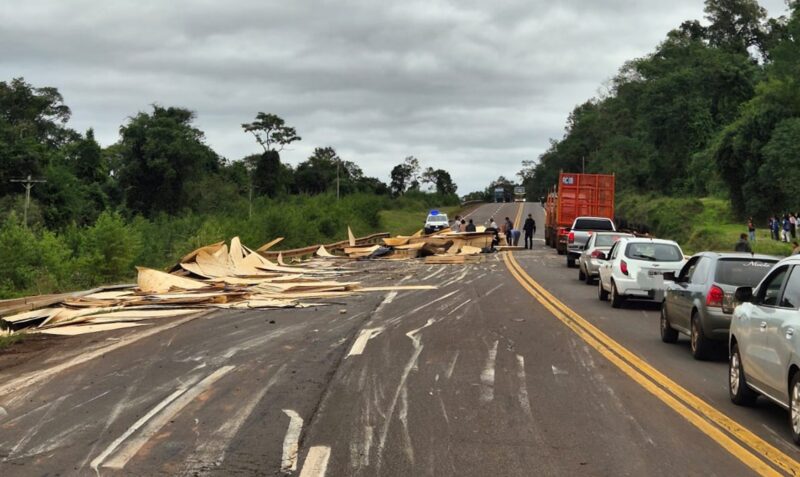vuelco camión ruta 12 Caraguatay Mercedes Benz placas fenólicas