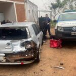 ¡Impacto insólito dentro de un predio oficial! Perdió el control de su rodado, derribó el acceso y aplastó a dos vehículos estacionados