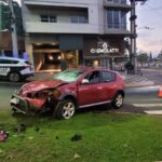 Perdió el control del auto y se dio de lleno contra un poste en una transitada esquina de la capital