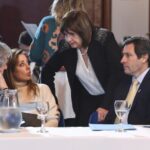 El oficialismo logró congelar una sesión clave y estiró los plazos para frenar la destitución de Adorni
