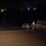 Chocaron de lleno contra el muro de un puente y terminaron con graves heridas