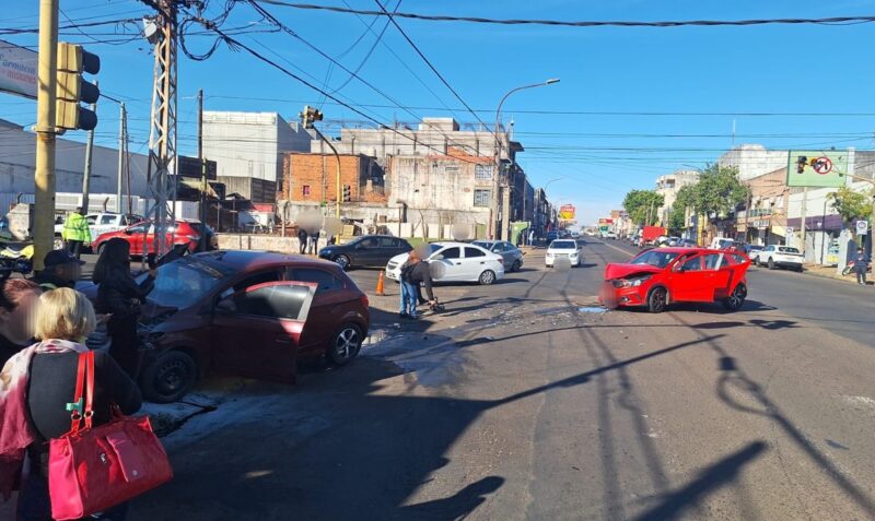 choque Posadas avenidas Uruguay y Cabred Fiat Argo Chevrolet Onix