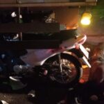 Intentó un sobrepaso en pleno asfalto urbano, perdió el control y terminó debajo de un transporte pesado