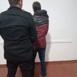 Destrozó los accesos de una propiedad privada para robar un botín y lo cercaron cuando intentaba esconderse