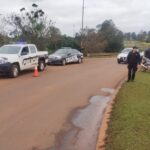 Un choque entre una moto y un auto dejó a dos personas heridas y requirió el traslado de urgencia al hospital