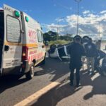Perdió el control en plena colectora, terminó con las ruedas hacia arriba