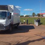 Colisión entre un transporte de carga y una moto dejó a un conductor herido de urgencia