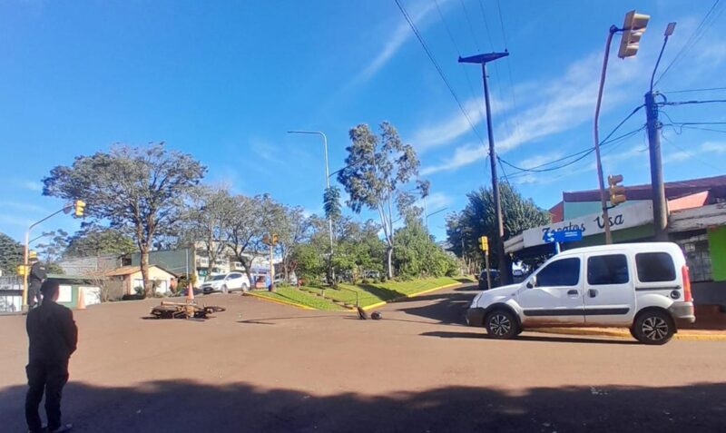 choque Alem Avenida Las Heras camioneta Kangoo moto