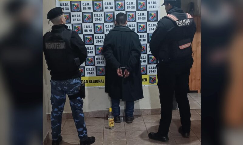 incendio galpón ex pareja Bernardo de Irigoyen conductor alcoholizado paraje Campiñas Todo comenzó en una vivienda del paraje Campiñas, en Bernardo de Irigoyen. Una vecina llamó desesperada a la comisaría para alertar que se estaba quemando un galpón de madera que usa para guardar leña, pegado a su casa. Por suerte, los familiares de la mujer reaccionaron rápido y lograron apagar las llamas por sus propios medios, evitando que el fuego se pase a la vivienda principal. Nadie terminó herido. Cuando los policías llegaron a tomar los datos, la damnificada no dudó en apuntar las sospechas directamente hacia su expareja. Con esa información, la fuerza provincial armó un operativo cerrojo por los caminos vecinales y los accesos céntricos para cerrarle el paso. Persecución, borracho al volante y un arma de madera Al poco tiempo, las patrullas detectaron al sospechoso, un hombre de 34 años, manejando una camioneta tipo utilitaria por el centro del pueblo. El conductor iba haciendo maniobras muy peligrosas y manejaba a los volantazos, poniendo en riesgo a los peatones. Cuando lo hicieron frenar, los uniformados notaron al toque que el conductor apenas podía mantenerse en pie y tenía un fuerte aliento etílico, algo que un médico policial confirmó minutos después con el examen correspondiente. Al revisar el interior de la camioneta, los agentes se encontraron con una botella de bebida alcohólica a medio tomar y una réplica de arma de fuego tallada en madera, la cual usaba aparentemente para amedrentar. La Policía secuestró el vehículo, tanto por el peligro de que manejara alcoholizado como por graves irregularidades en los papeles de la camioneta. El conductor de 34 años quedó alojado en la comisaría local y a disposición de la Justicia, complicado por dos causas que marchan en paralelo: una por el ataque incendiario a su ex y otra por las graves infracciones de tránsito en plena avenida.