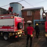 Dramático rescate: bomberos salvaron a una madre y a su hijo atrapados en el balcón de un dúplex en llamas