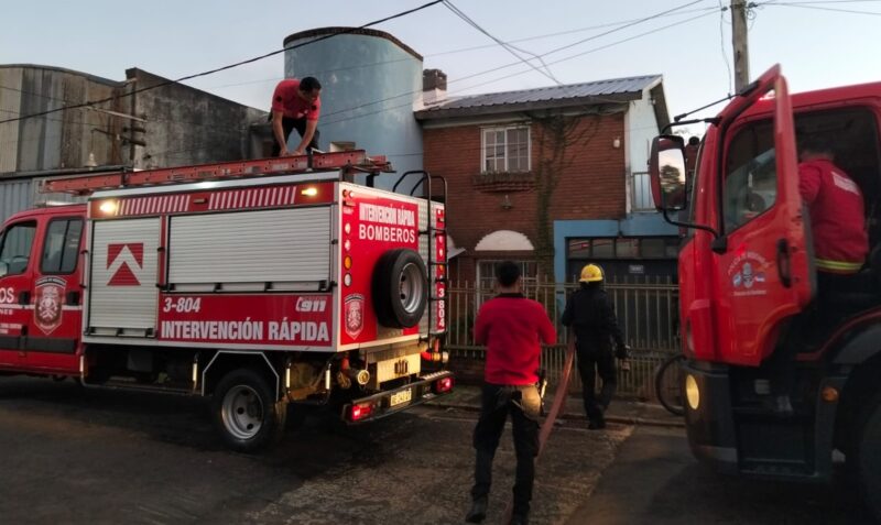 incendio dúplex Posadas rescate balcón bomberos calles Hipólito Yrigoyen Derqui