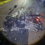 Impactante choque en la Ruta Costera N.º 2: un motociclista sufrió graves lesiones y quemaduras tras colisionar con un tractor