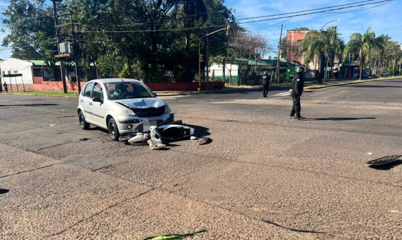 accidente Posadas avenidas San Martín y Urquiza Citroën C3 semáforo en rojo
