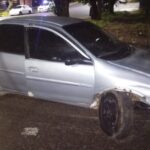 Chocaron contra un vehículo estacionado, quisieron llevarse el suyo con una camioneta y al final lo dejaron tirado en la calle