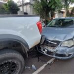 Perdió el control por completo a primera mañana y reventó su auto contra una camioneta estacionada