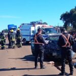Brutal choque frontal entre dos autos destrozó las carrocerías y dejó heridos atrapados