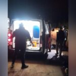 Perdió el control de su moto en un peligroso camino vecinal y terminó tirada en la zanja
