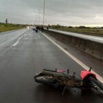Dos motociclistas perdieron el control, salieron despedidos de la calzada y murieron de forma instantánea