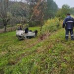 Salió despedido de la calzada a alta velocidad y terminó metido en el monte con su camioneta